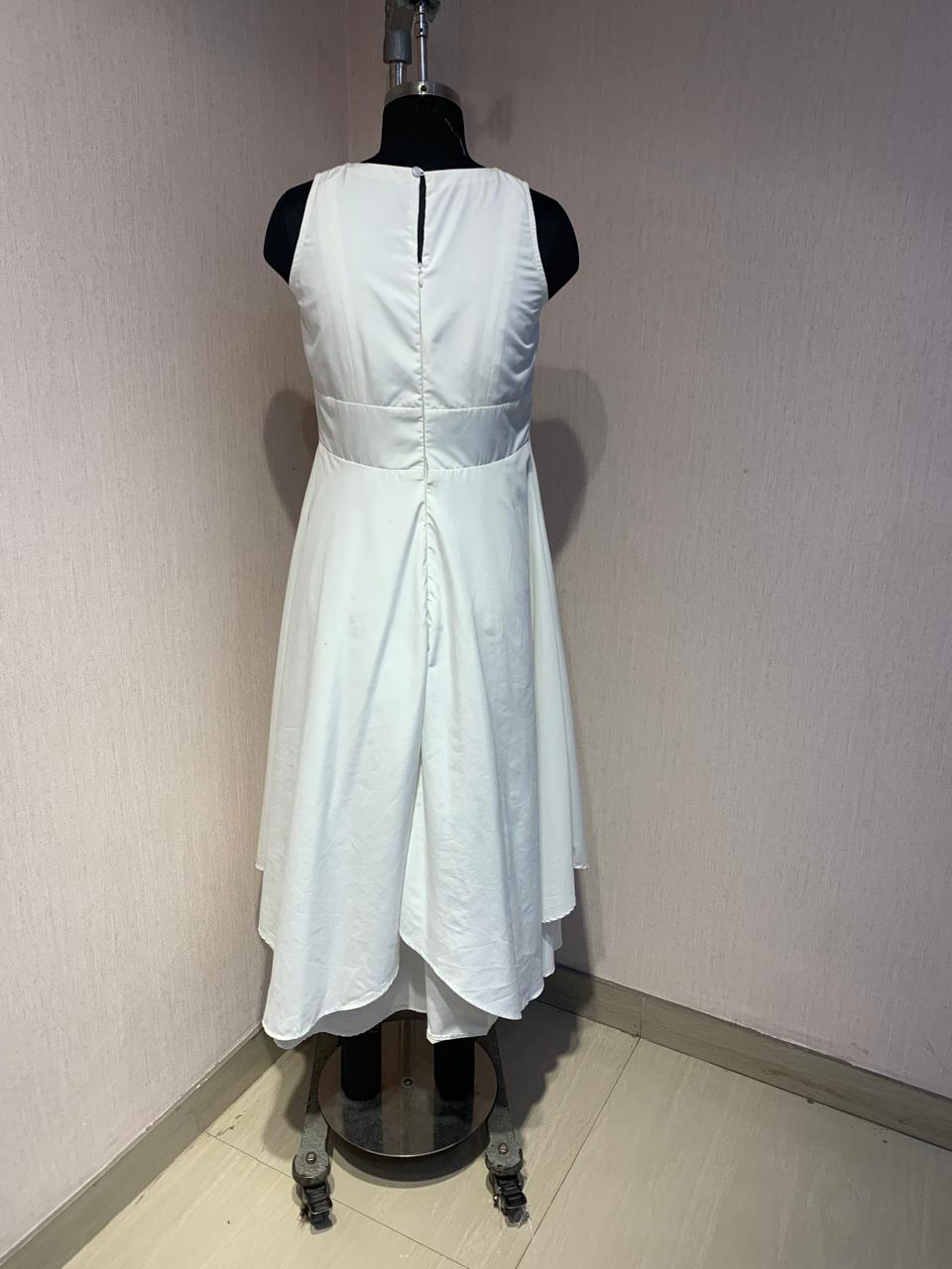 FLORAL EMBROIDERED DRESS.