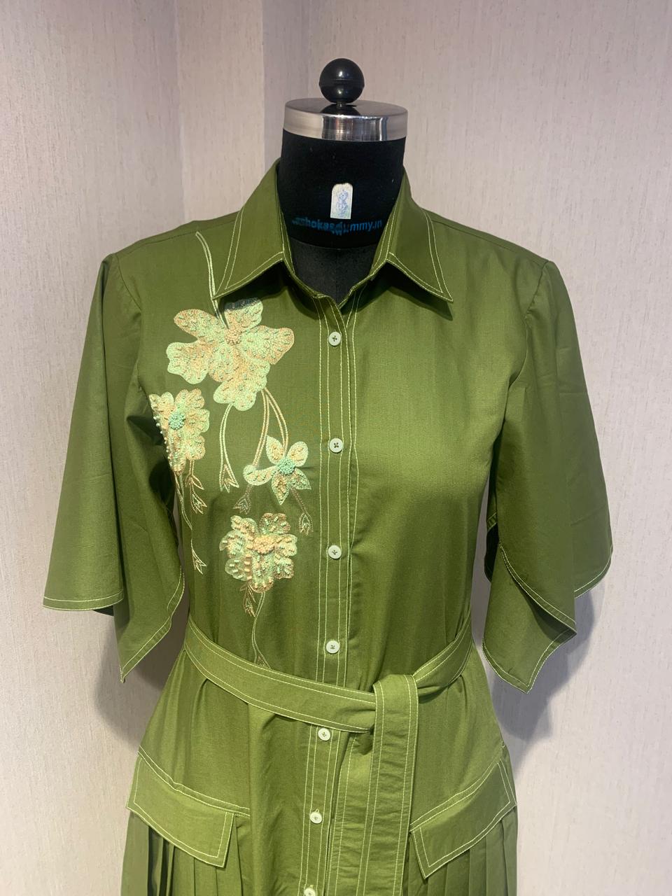 OLIVE GREEN MIDI DRESS WITH FLORAL EMBROIDERY WITH BELT.