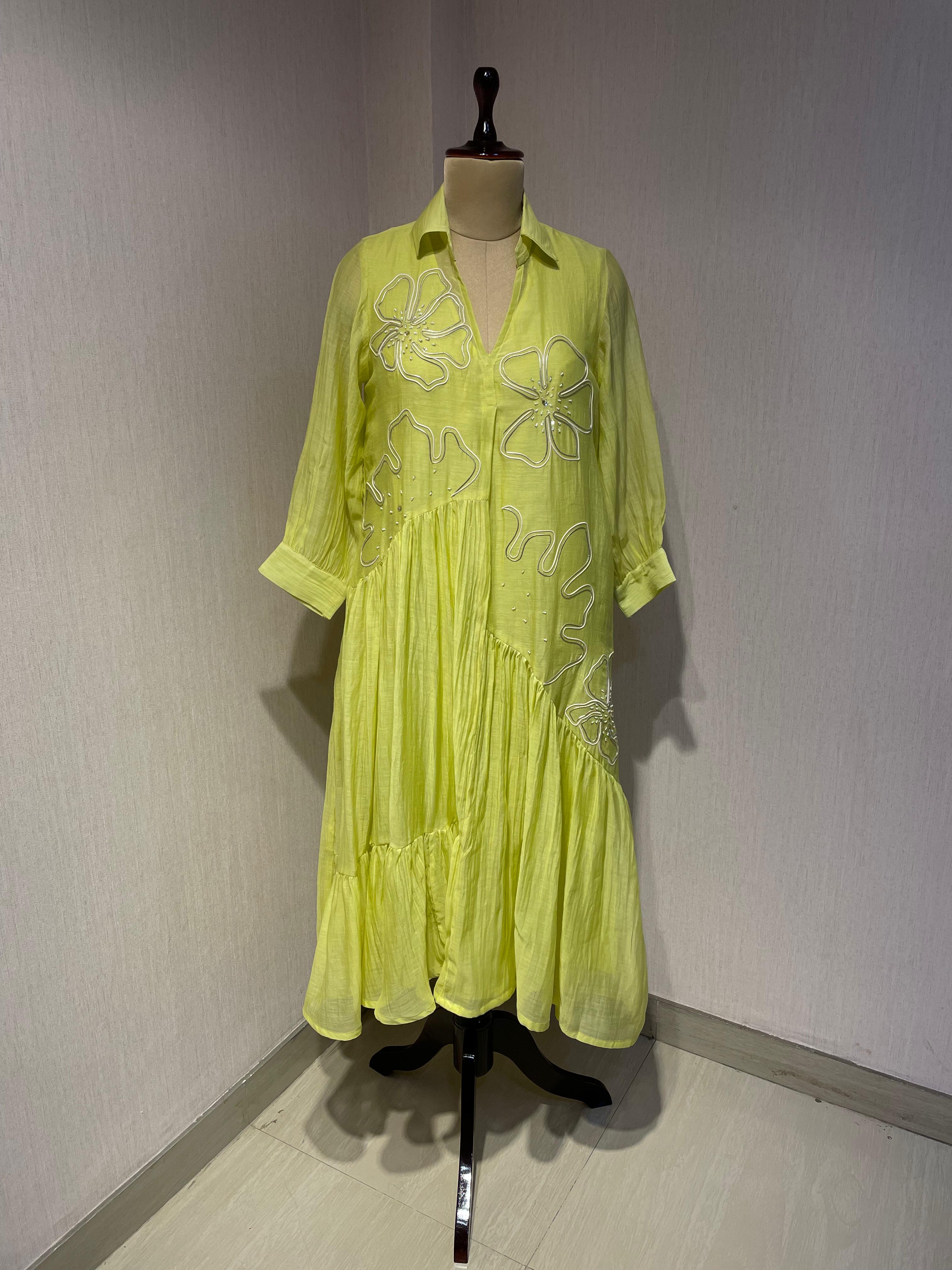 ELEGANT GREEN FLARED DRESS FEATURING DELICATE FLORAL EMBROIDERY.