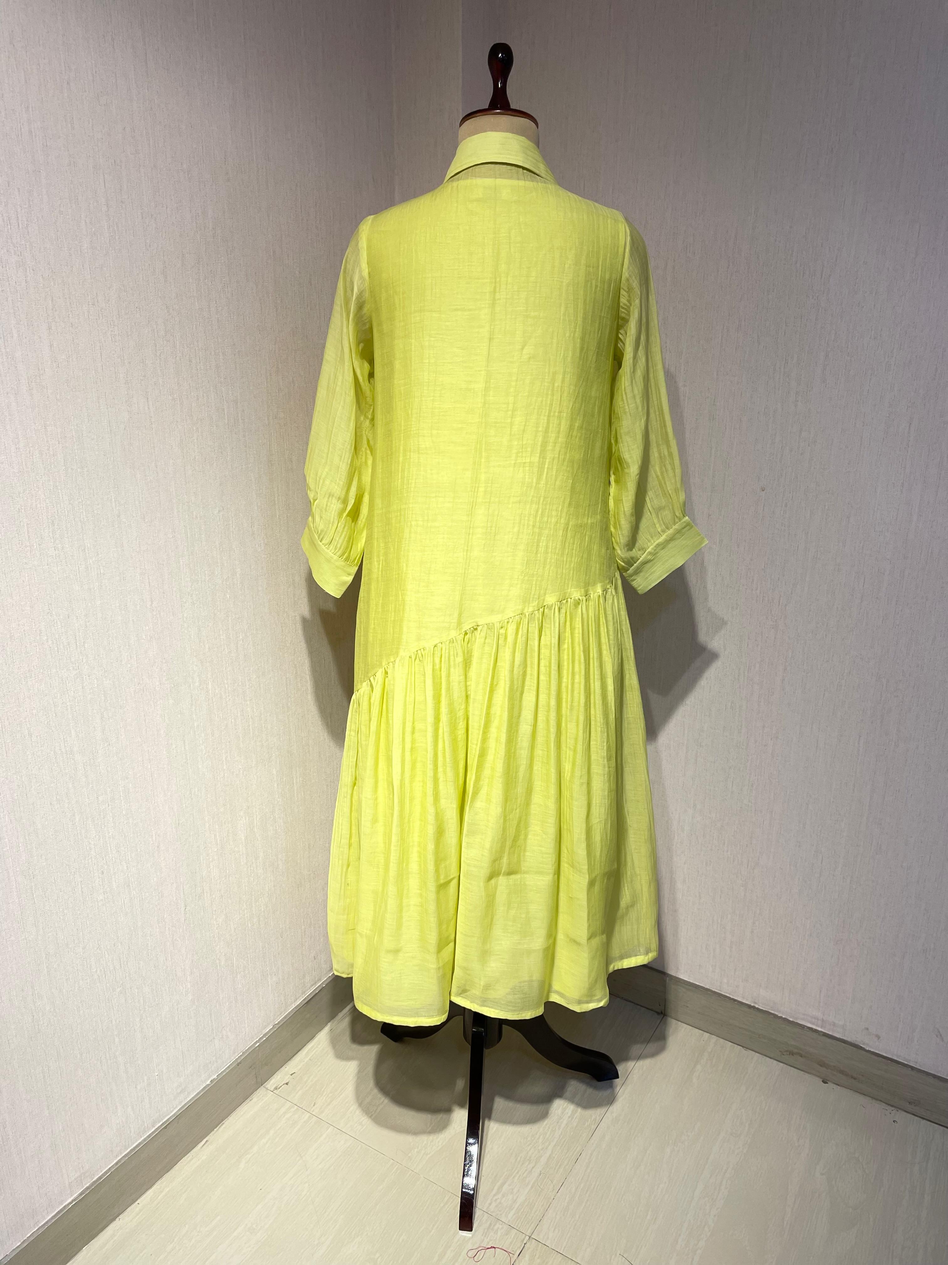 ELEGANT GREEN FLARED DRESS FEATURING DELICATE FLORAL EMBROIDERY.