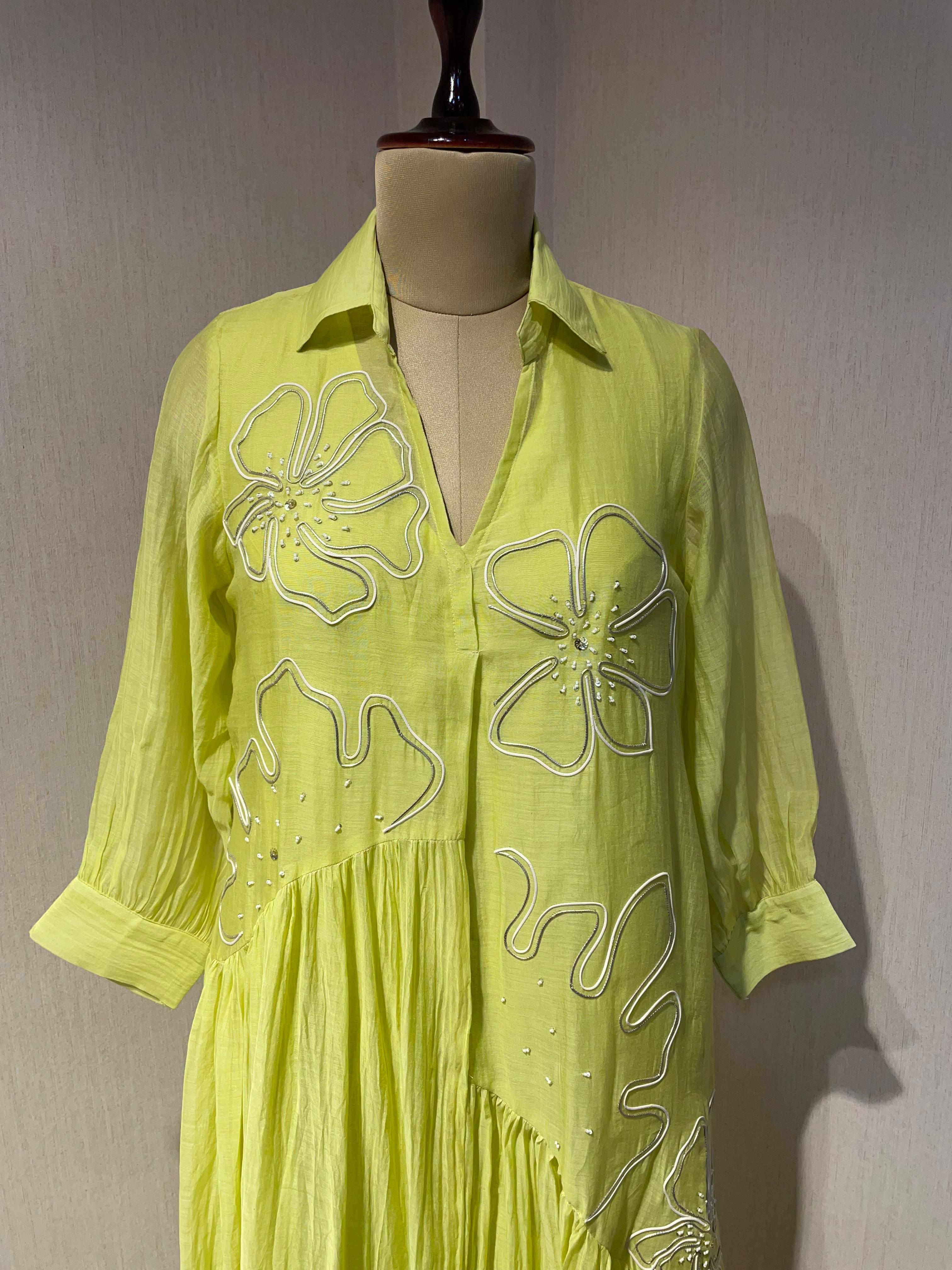 ELEGANT GREEN FLARED DRESS FEATURING DELICATE FLORAL EMBROIDERY.