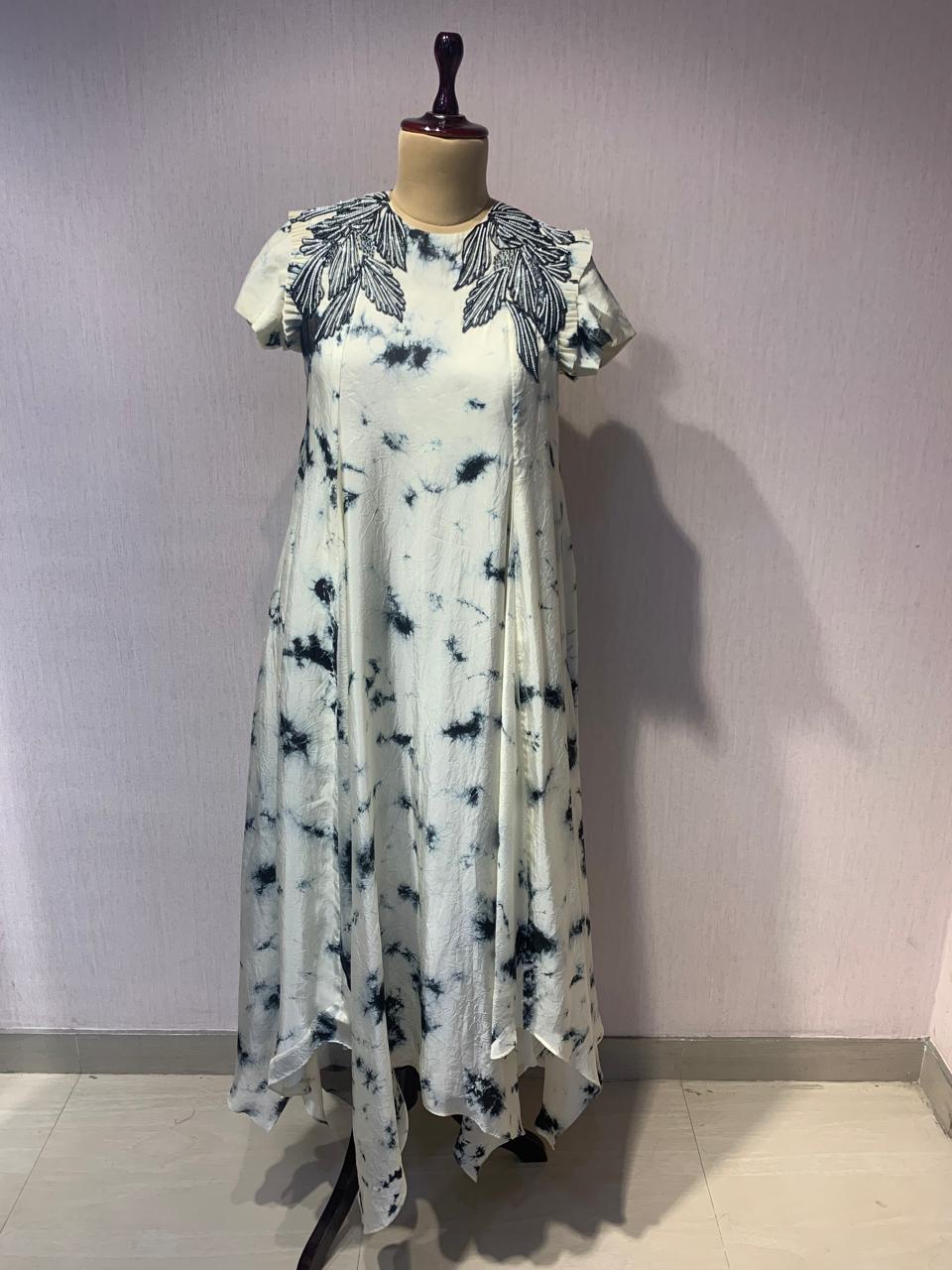 MARBLE PRINT SHORT-SLEEVE EMBROIDERED DRESS.