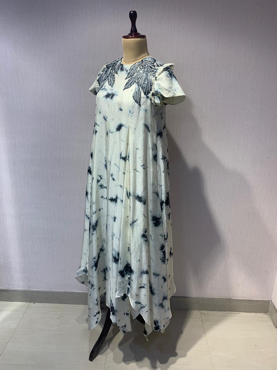 MARBLE PRINT SHORT-SLEEVE EMBROIDERED DRESS.