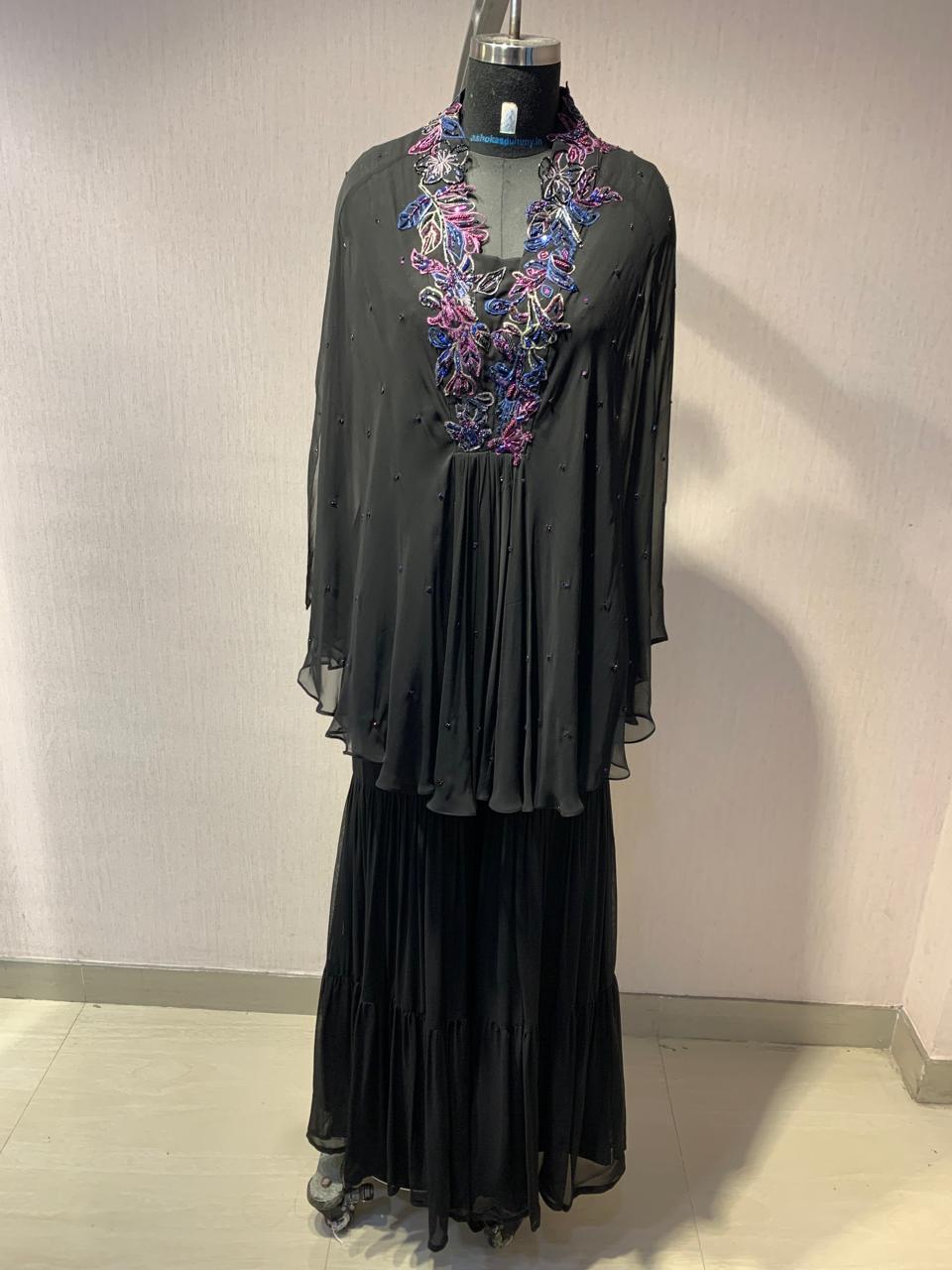 ELEGANT BLACK CAPE TOP WITH FLARED PALAZZO PANTS.