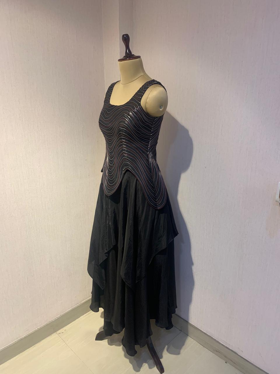 ELEGANT BLACK WAVE - EMBROIDERED TOP AND SKIRT SET.