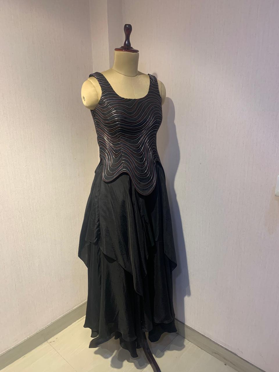 ELEGANT BLACK WAVE - EMBROIDERED TOP AND SKIRT SET.