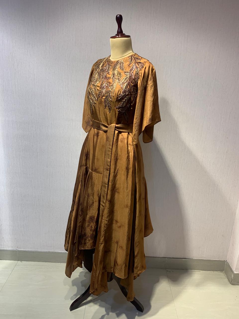 STYLISH BROWN DRESS WITH ELEGANT WIRE EMBROIDERY ON THE FRONT.