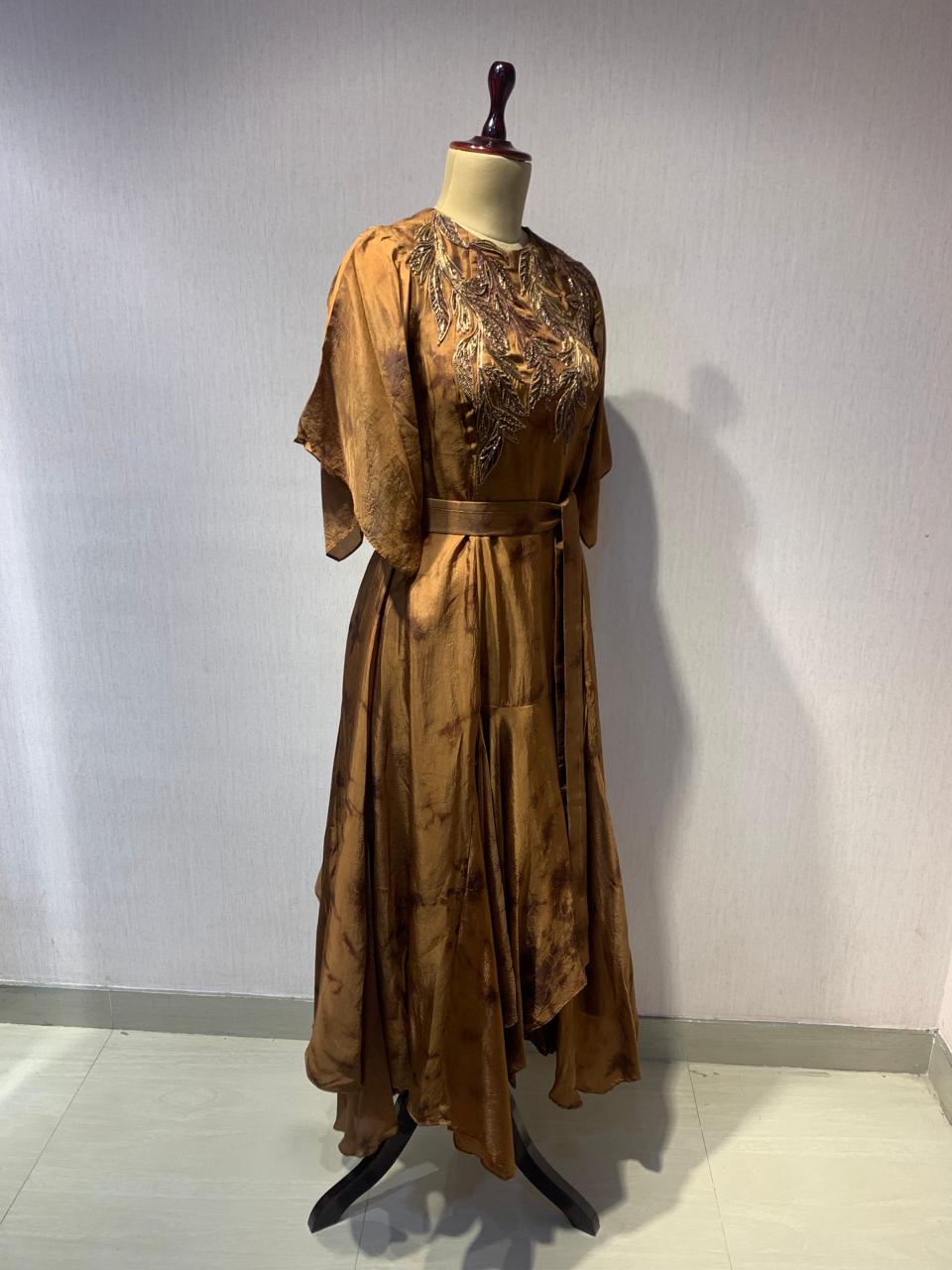 STYLISH BROWN DRESS WITH ELEGANT WIRE EMBROIDERY ON THE FRONT.