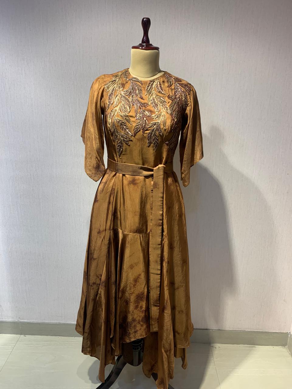 STYLISH BROWN DRESS WITH ELEGANT WIRE EMBROIDERY ON THE FRONT.