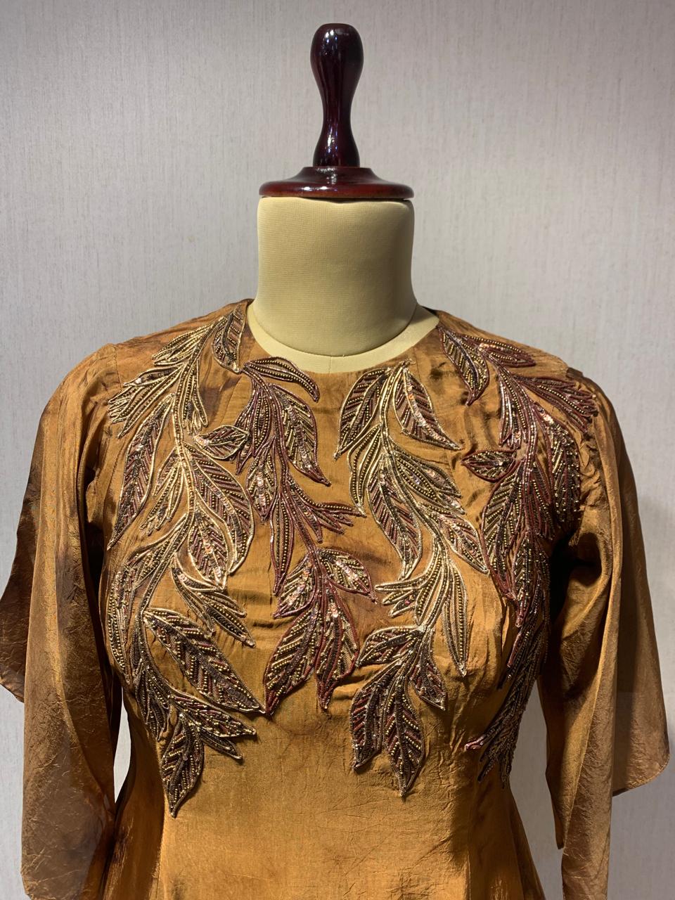 STYLISH BROWN DRESS WITH ELEGANT WIRE EMBROIDERY ON THE FRONT.