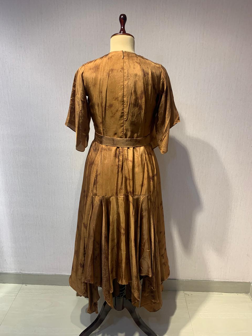 STYLISH BROWN DRESS WITH ELEGANT WIRE EMBROIDERY ON THE FRONT.