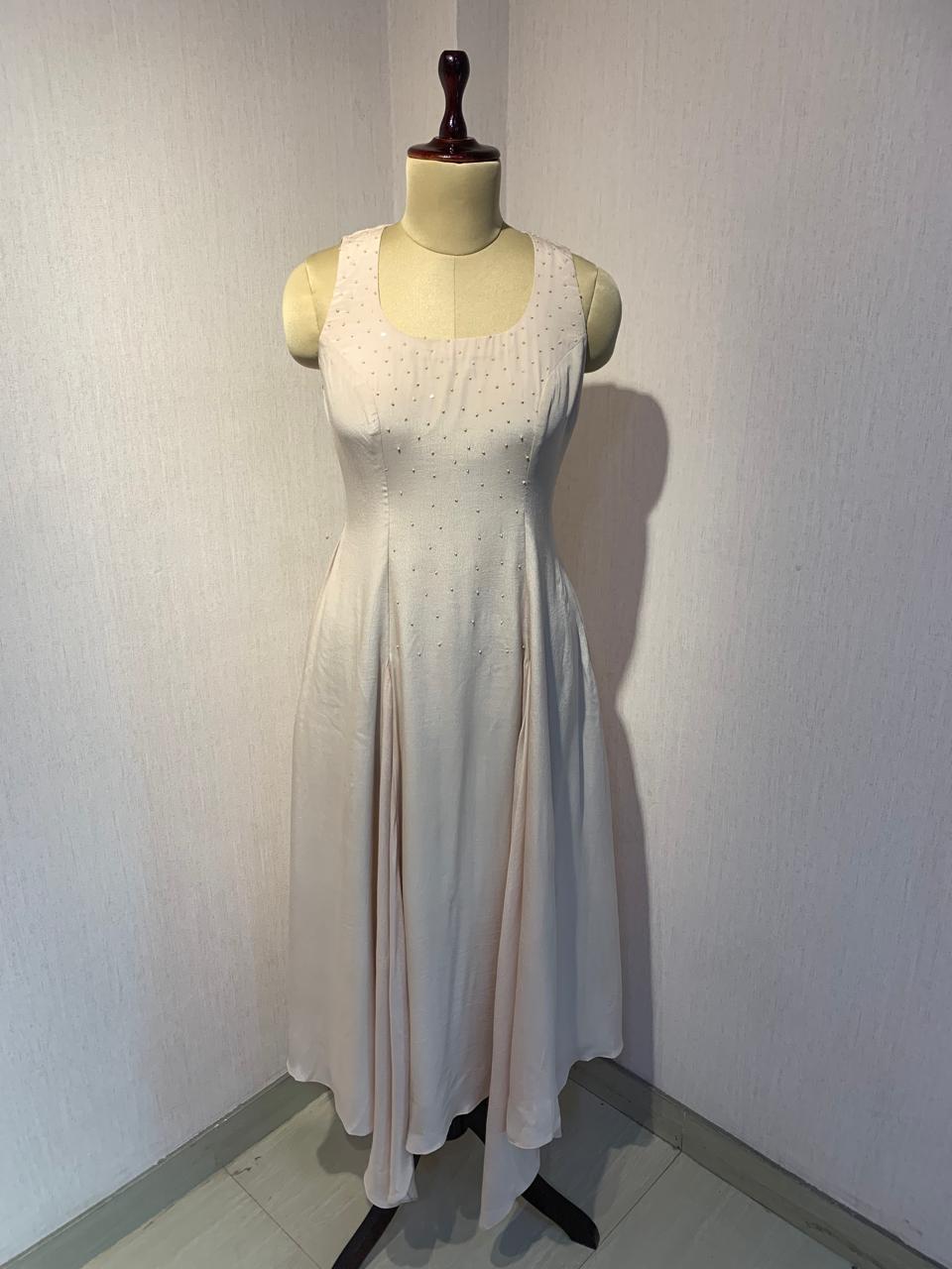 HAND-EMBROIDERED JACKET WITH SLEEVELESS MAXI DRESS.