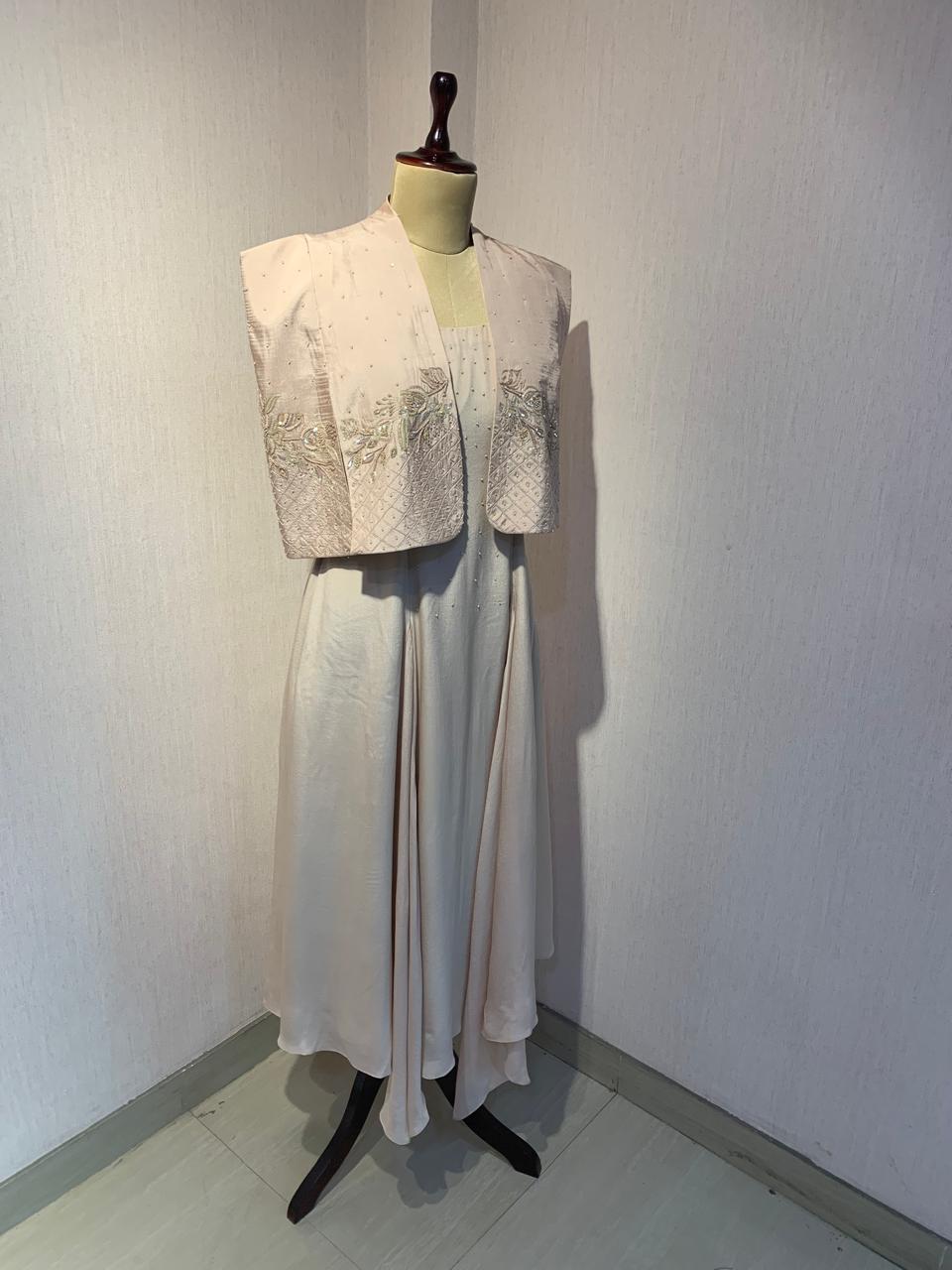 HAND-EMBROIDERED JACKET WITH SLEEVELESS MAXI DRESS.