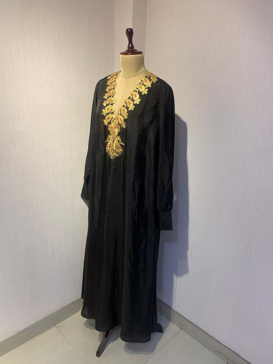BLACK KAFTAN WITH EMBROIDERED NECKLINE.