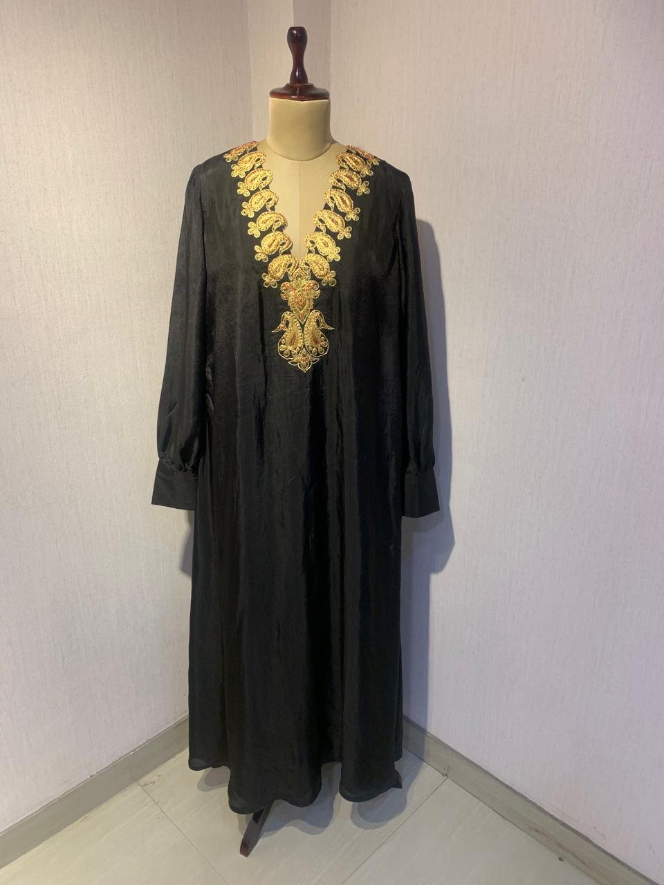 BLACK KAFTAN WITH EMBROIDERED NECKLINE.