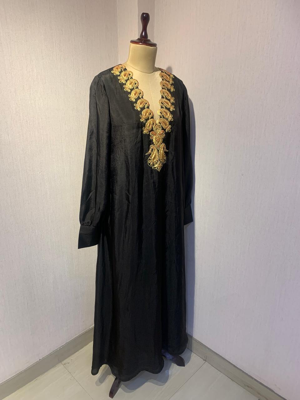 BLACK KAFTAN WITH EMBROIDERED NECKLINE.