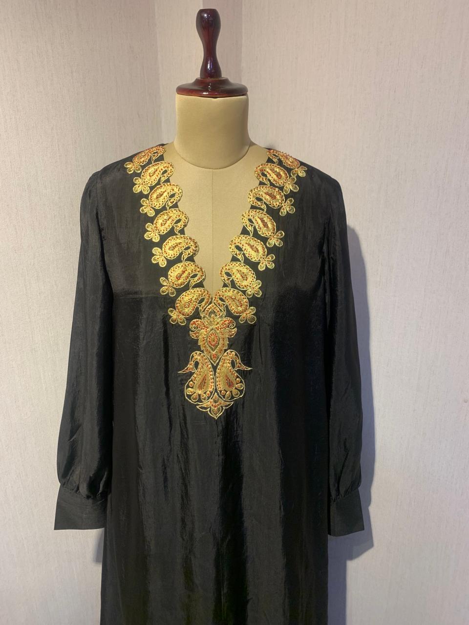 BLACK KAFTAN WITH EMBROIDERED NECKLINE.