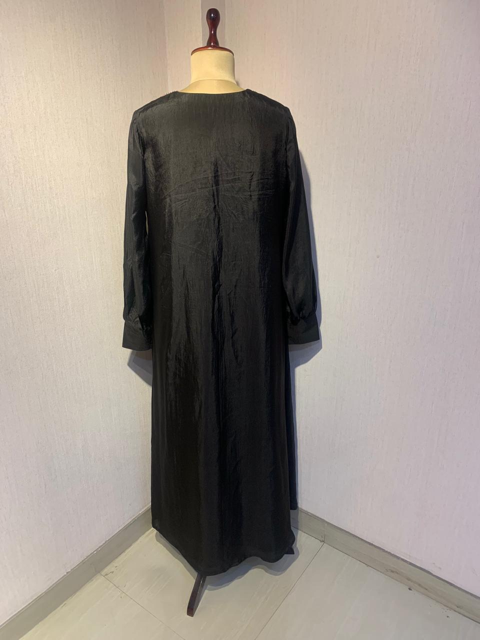BLACK KAFTAN WITH EMBROIDERED NECKLINE.