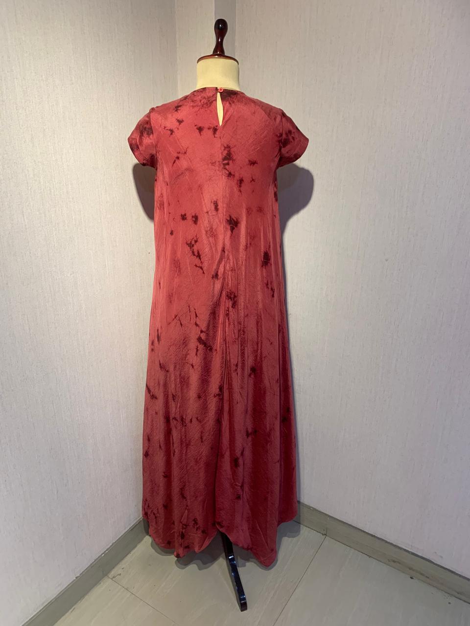 STYLISH DRESS WITH ELEGANT EMBROIDERY ON THE FRONT.