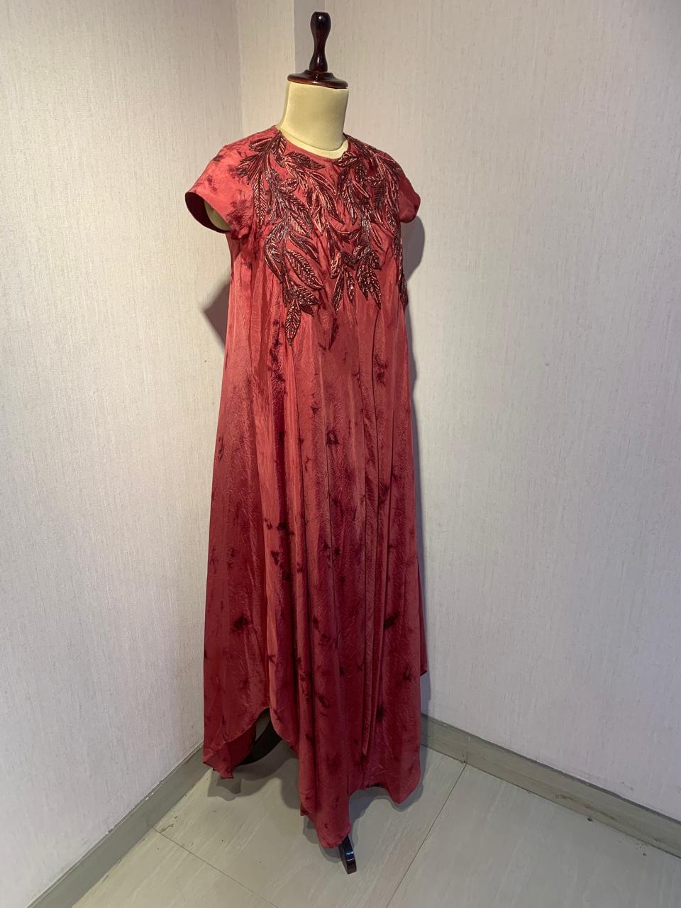 STYLISH DRESS WITH ELEGANT EMBROIDERY ON THE FRONT.