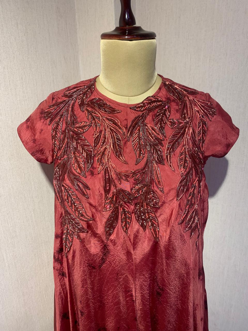 STYLISH DRESS WITH ELEGANT EMBROIDERY ON THE FRONT.