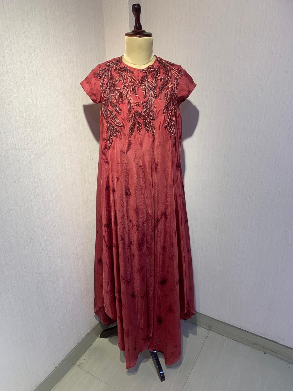 STYLISH DRESS WITH ELEGANT EMBROIDERY ON THE FRONT.
