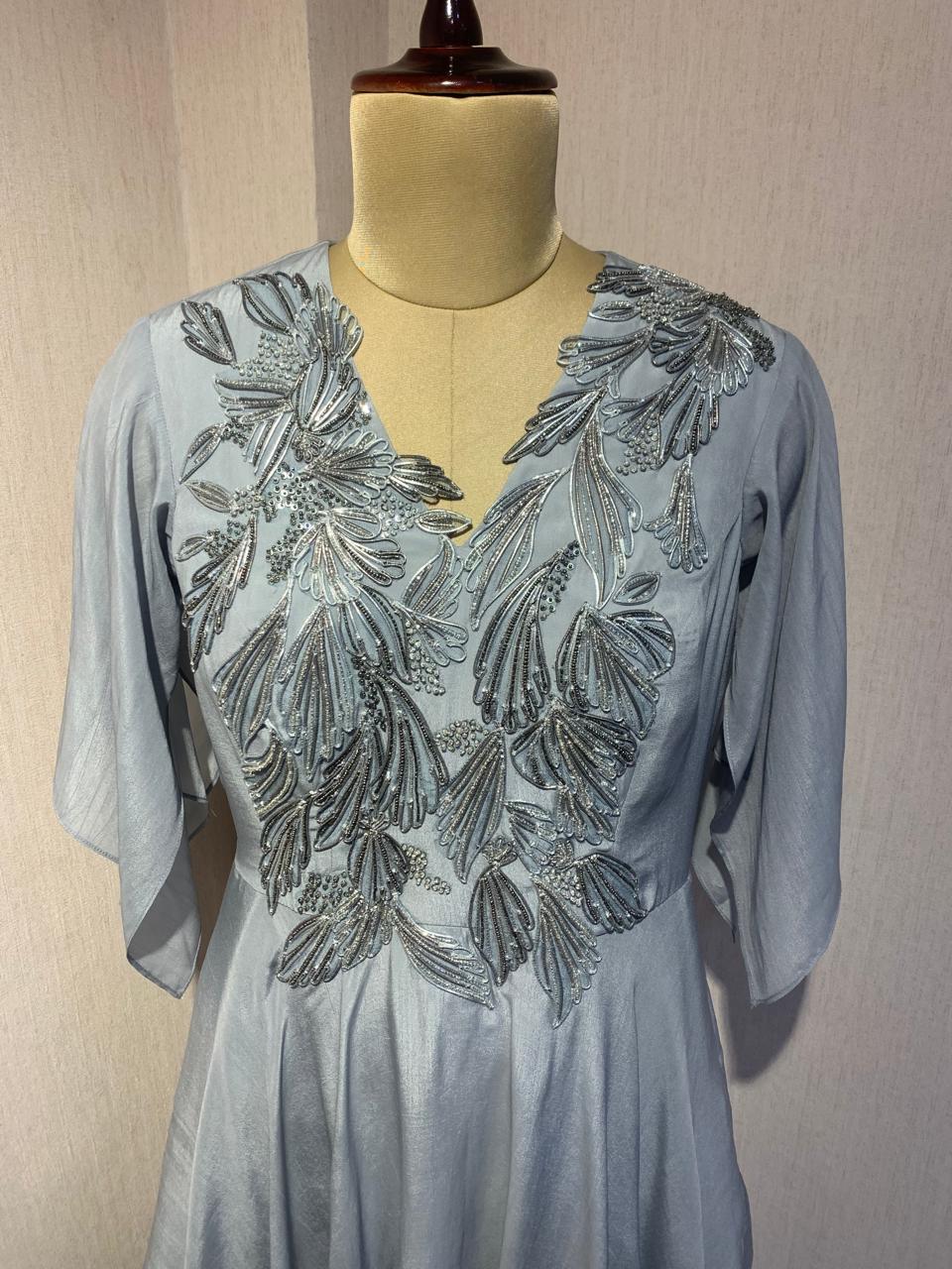 STYLISH GREY DRESS WITH ELEGANT EMBROIDERY ON THE FRONT.
