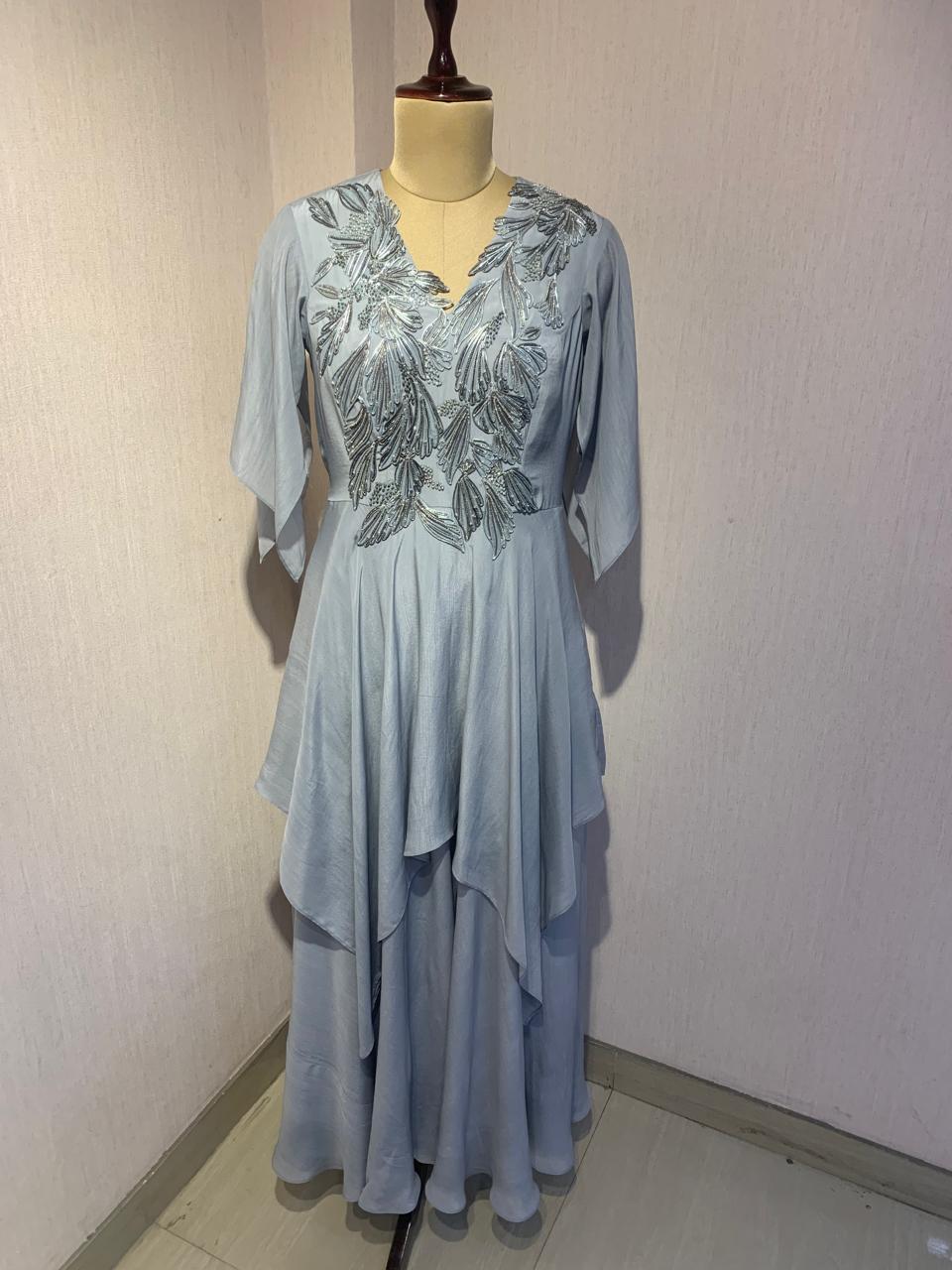STYLISH GREY DRESS WITH ELEGANT EMBROIDERY ON THE FRONT.