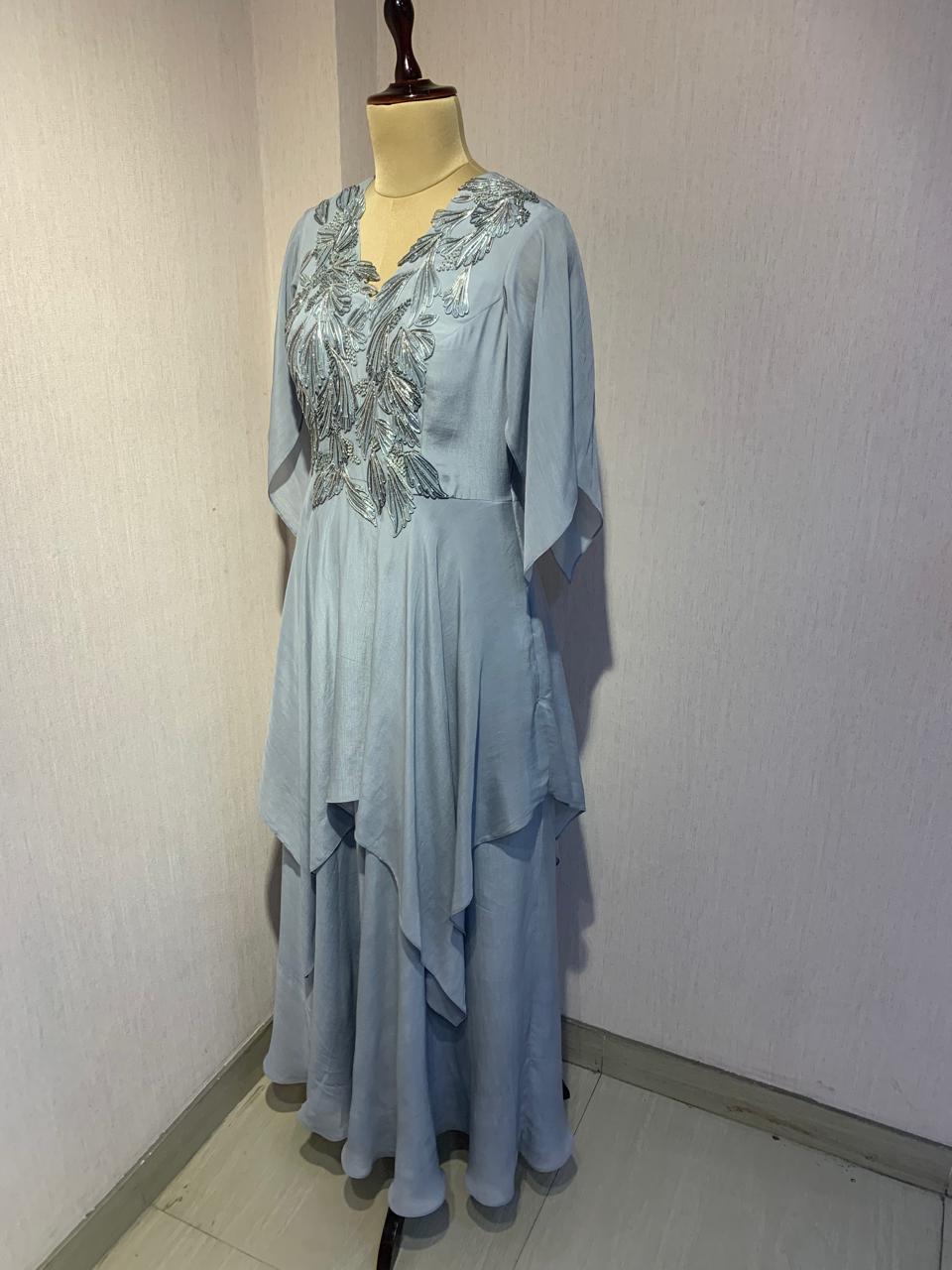 STYLISH GREY DRESS WITH ELEGANT EMBROIDERY ON THE FRONT.
