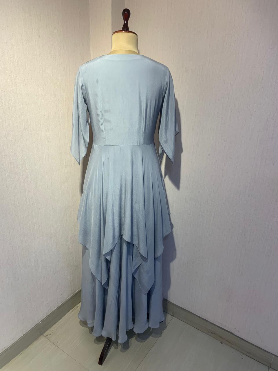 STYLISH GREY DRESS WITH ELEGANT EMBROIDERY ON THE FRONT.