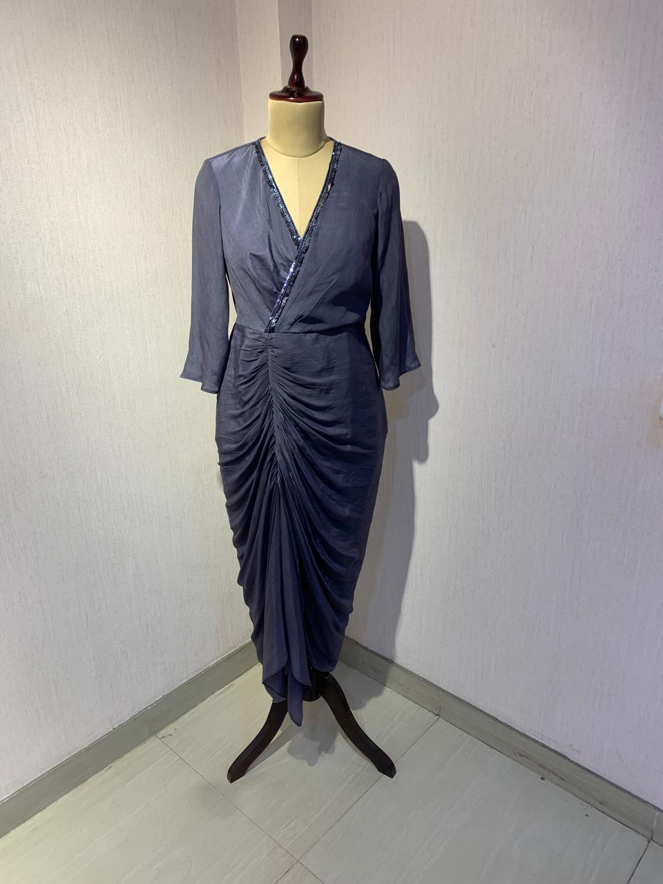 GREY DRAPED MIDI DRESS WITH RUCHED DETAIL.