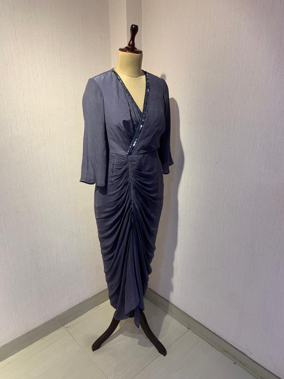 GREY DRAPED MIDI DRESS WITH RUCHED DETAIL.