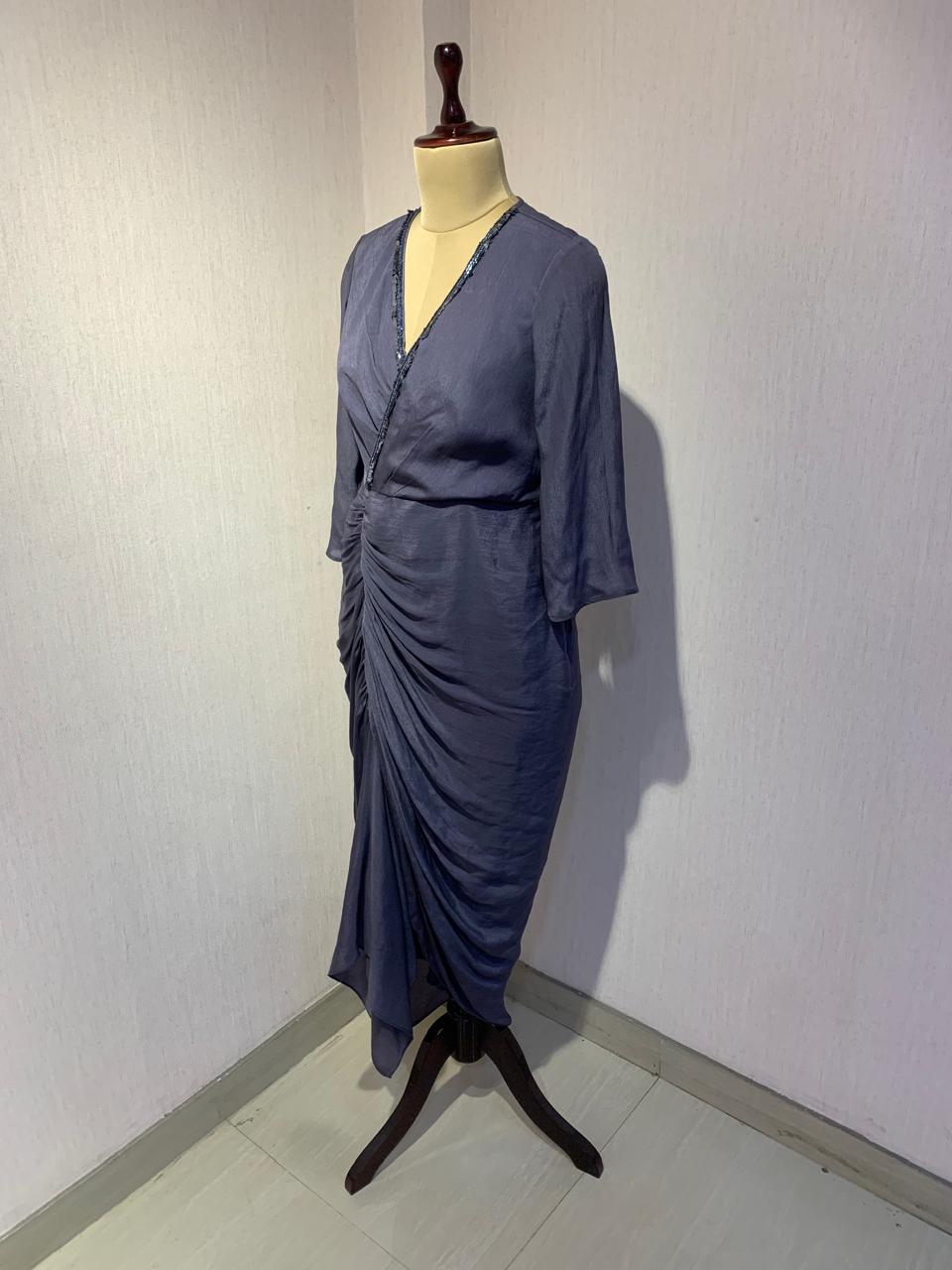 GREY DRAPED MIDI DRESS WITH RUCHED DETAIL.