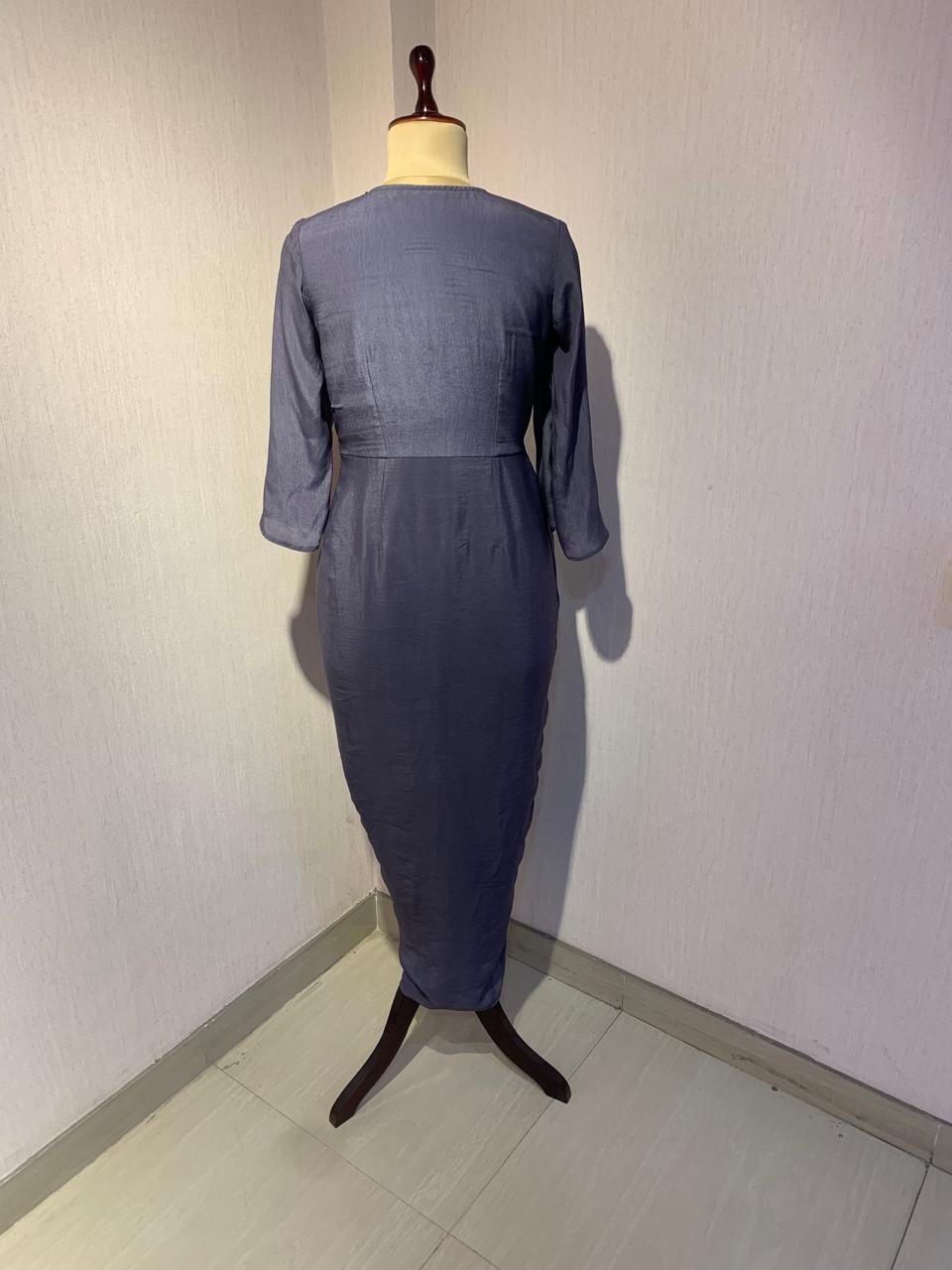 GREY DRAPED MIDI DRESS WITH RUCHED DETAIL.