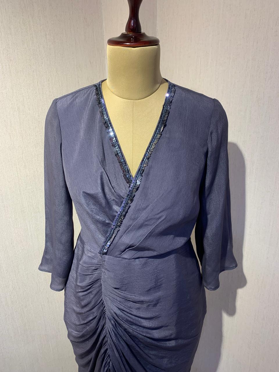 GREY DRAPED MIDI DRESS WITH RUCHED DETAIL.