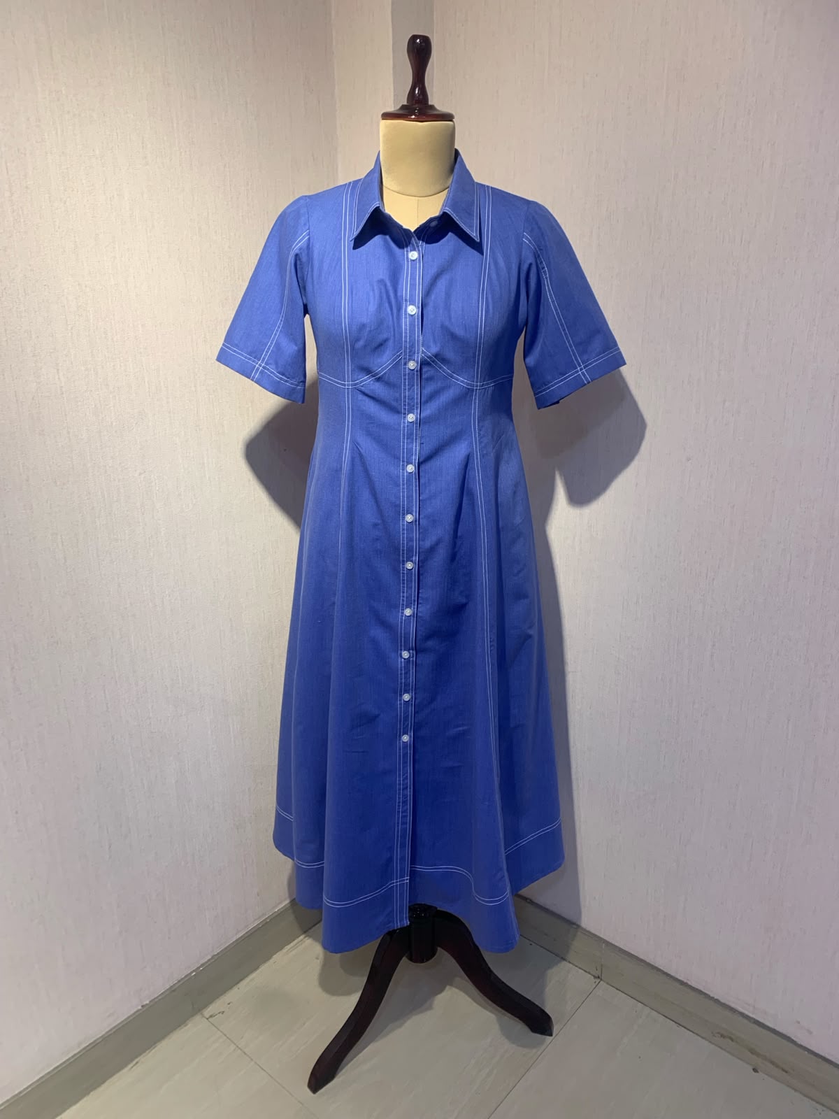 ELEGANT BLUE SHIRT STYLE DRESS WITH FRONT BUTTONS.