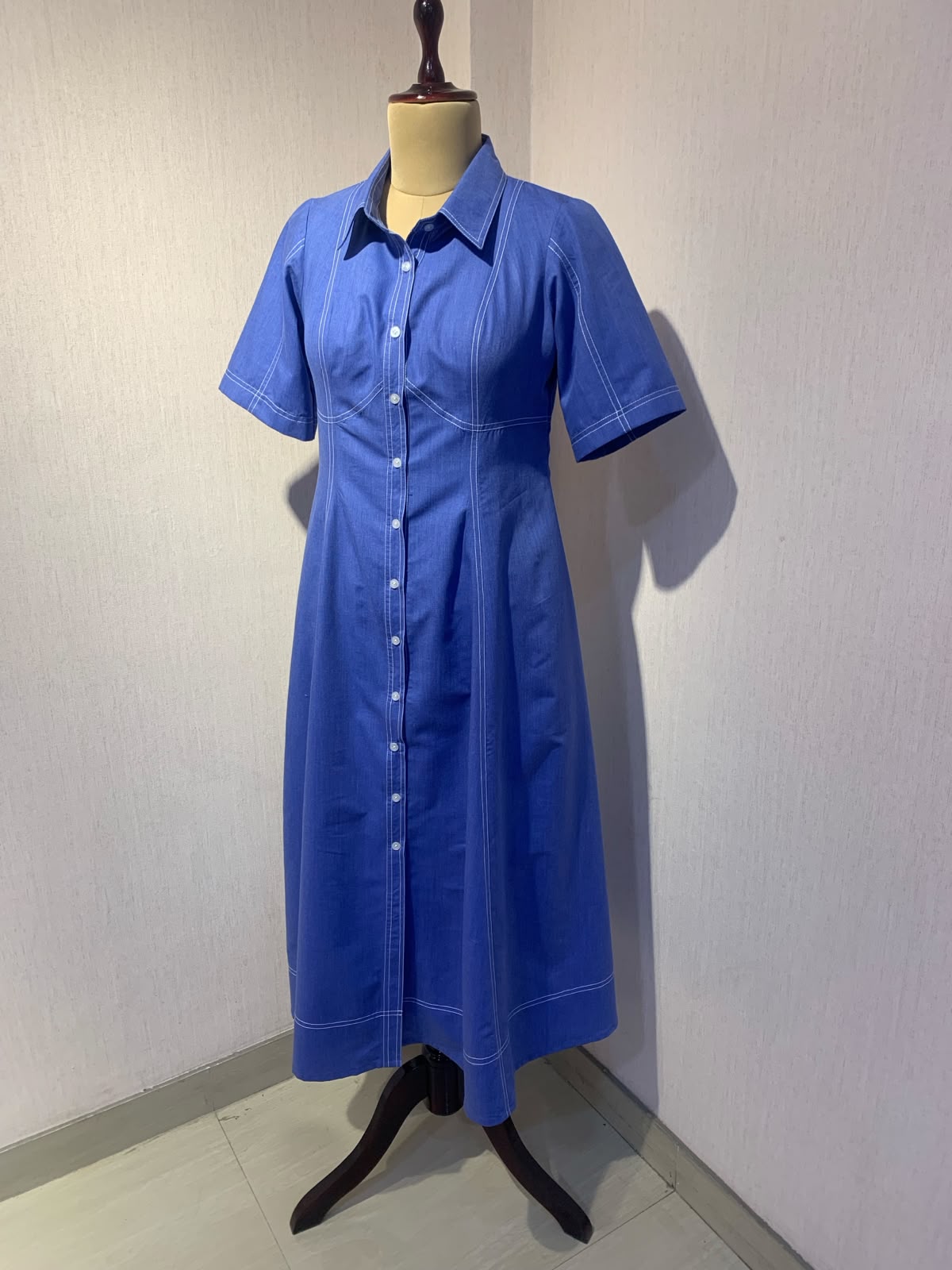 ELEGANT BLUE SHIRT STYLE DRESS WITH FRONT BUTTONS.