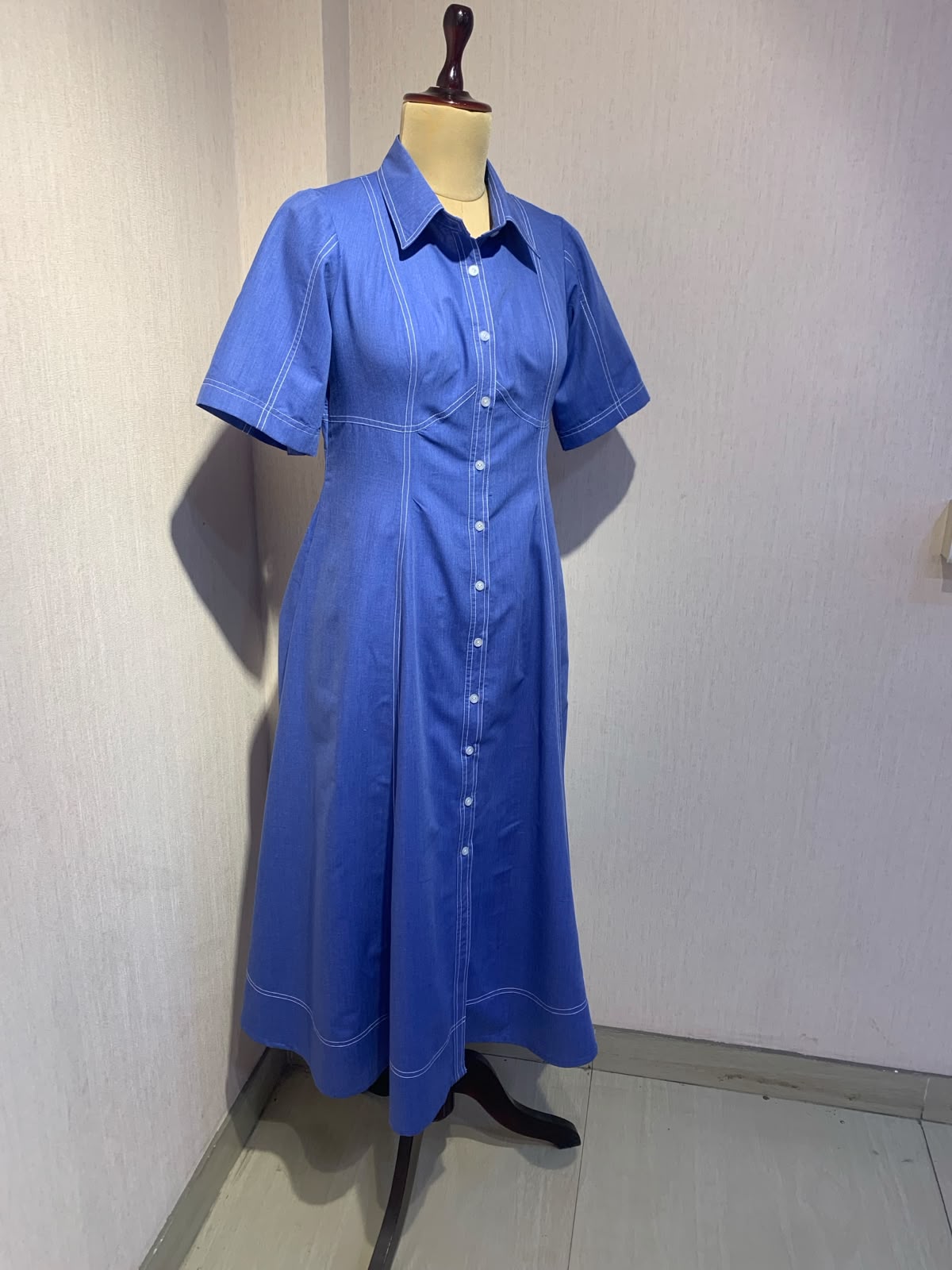 ELEGANT BLUE SHIRT STYLE DRESS WITH FRONT BUTTONS.