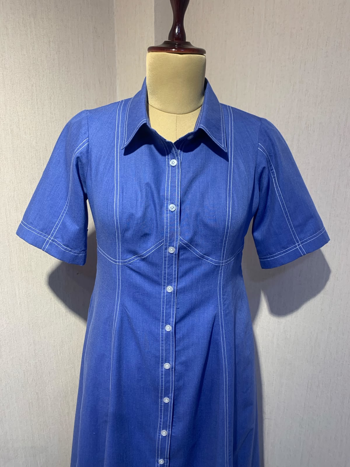 ELEGANT BLUE SHIRT STYLE DRESS WITH FRONT BUTTONS.