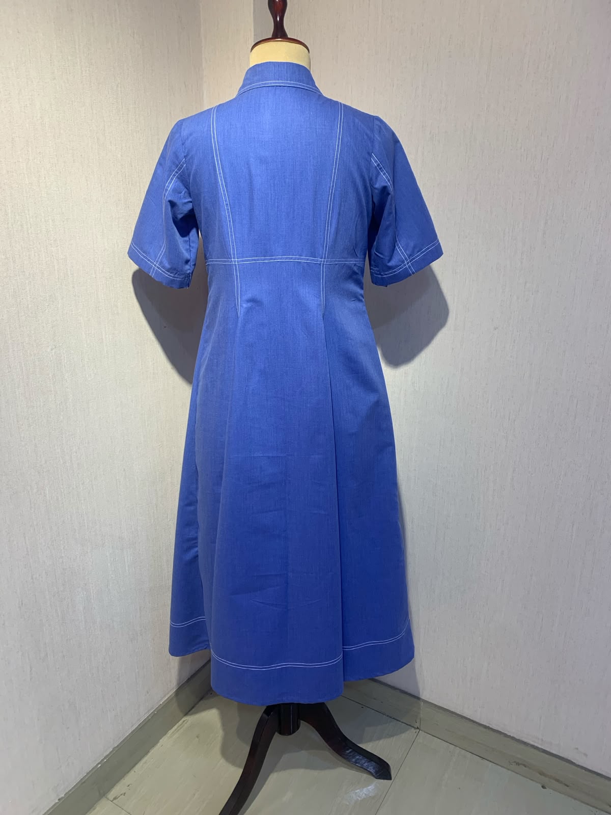 ELEGANT BLUE SHIRT STYLE DRESS WITH FRONT BUTTONS.