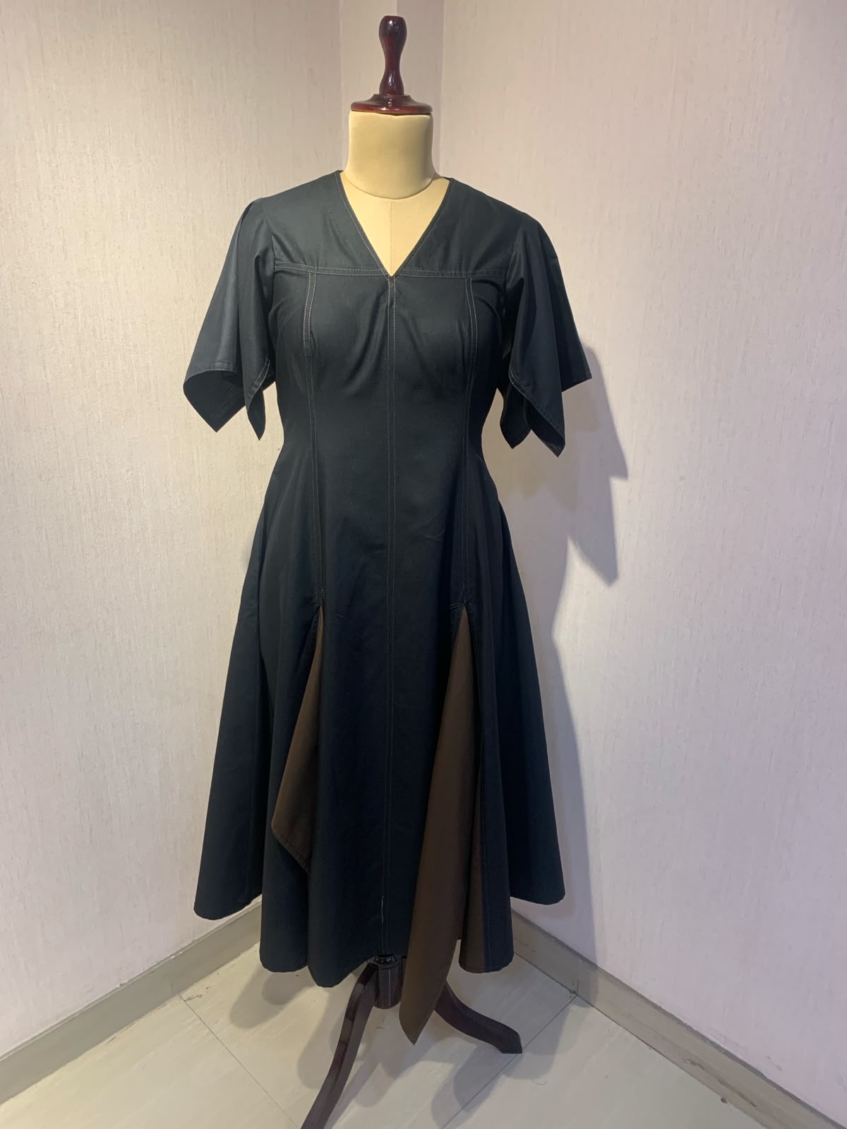 BLACK & BROWN LAYERED FLARED MIDI DRESS.