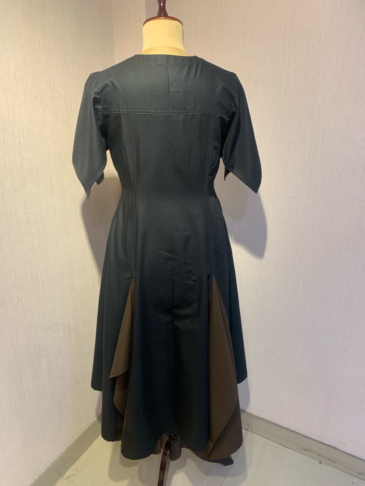 BLACK & BROWN LAYERED FLARED MIDI DRESS.