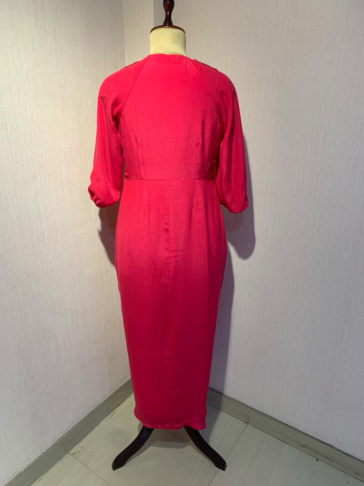 ELEGANT PINK EMBROIDERED DRAPED GOWN.