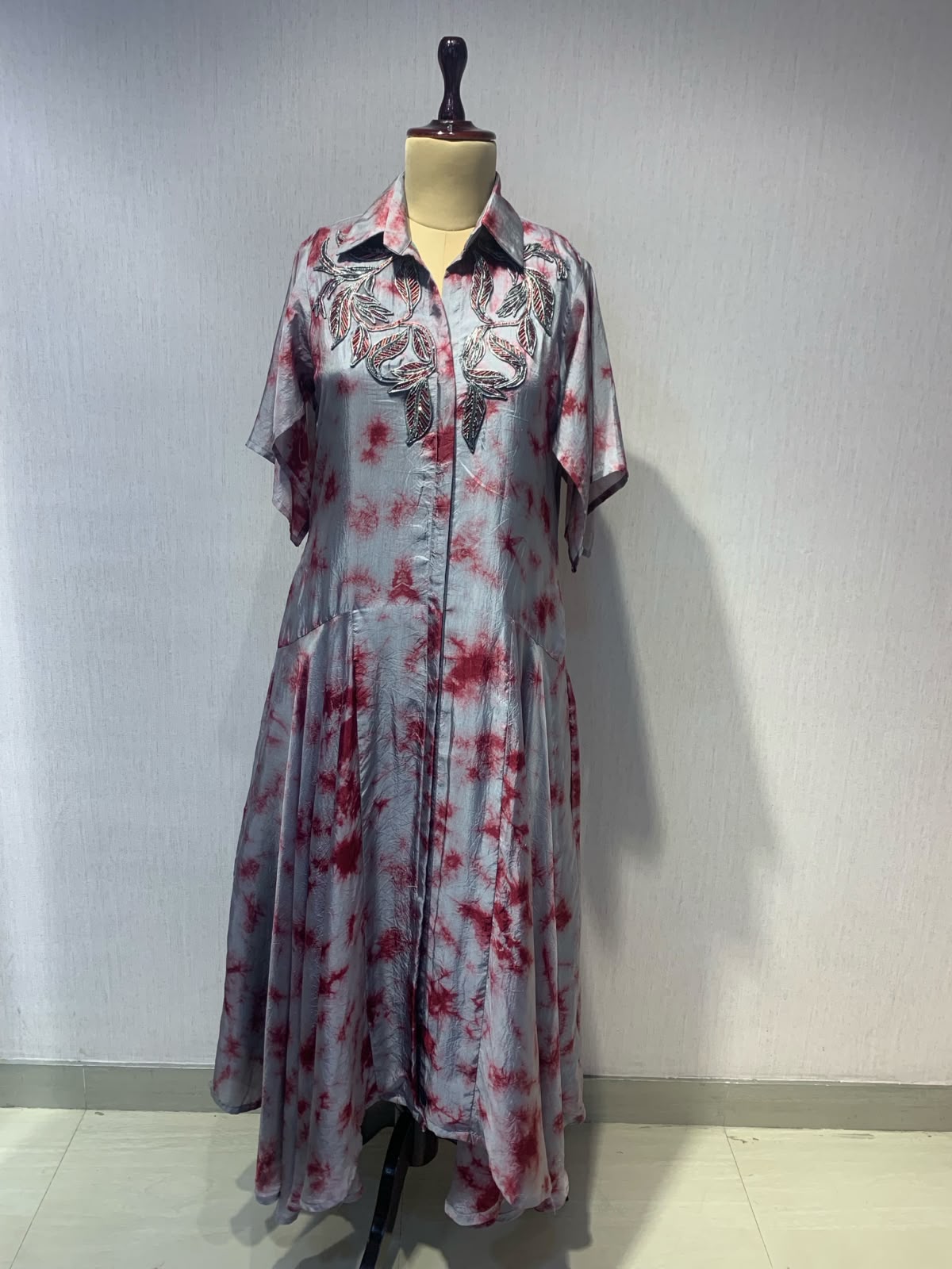 STYLISH  DRESS WITH ELEGANT WIRE EMBROIDERY ON THE FRONT.