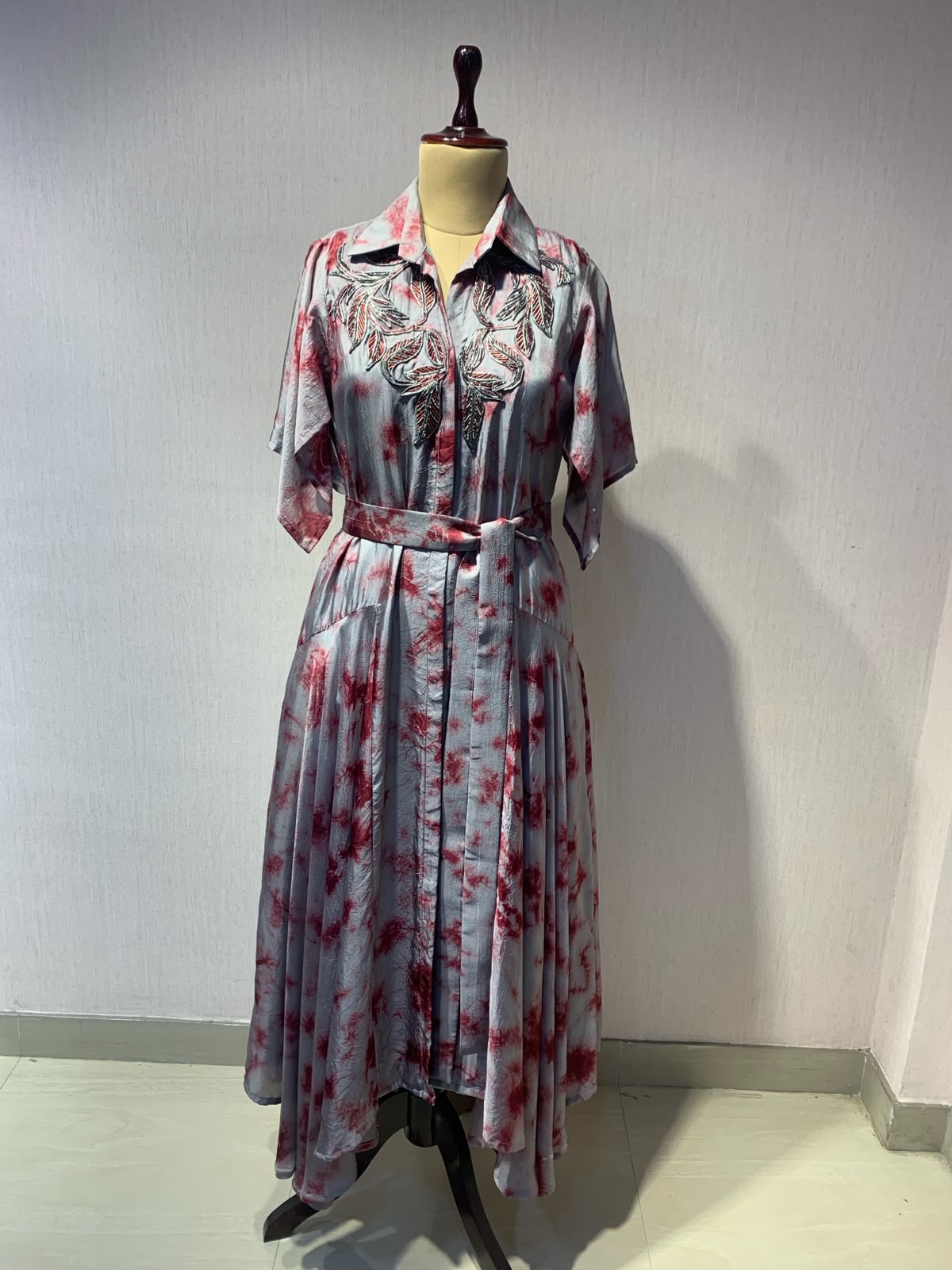 STYLISH  DRESS WITH ELEGANT WIRE EMBROIDERY ON THE FRONT.