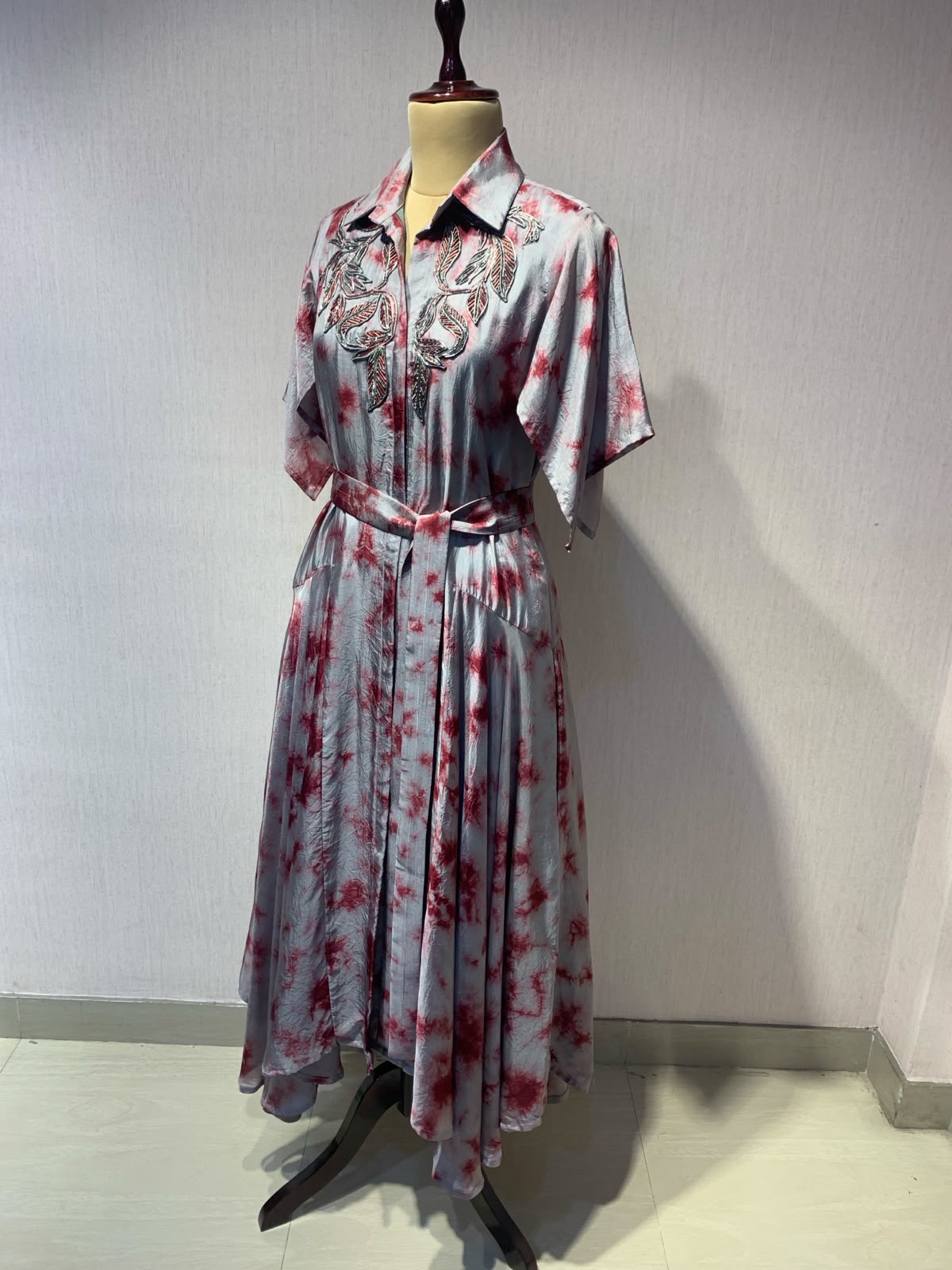 STYLISH  DRESS WITH ELEGANT WIRE EMBROIDERY ON THE FRONT.