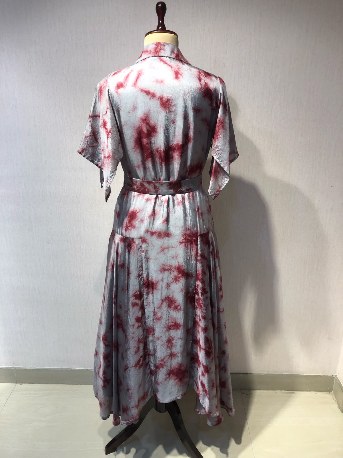 STYLISH  DRESS WITH ELEGANT WIRE EMBROIDERY ON THE FRONT.