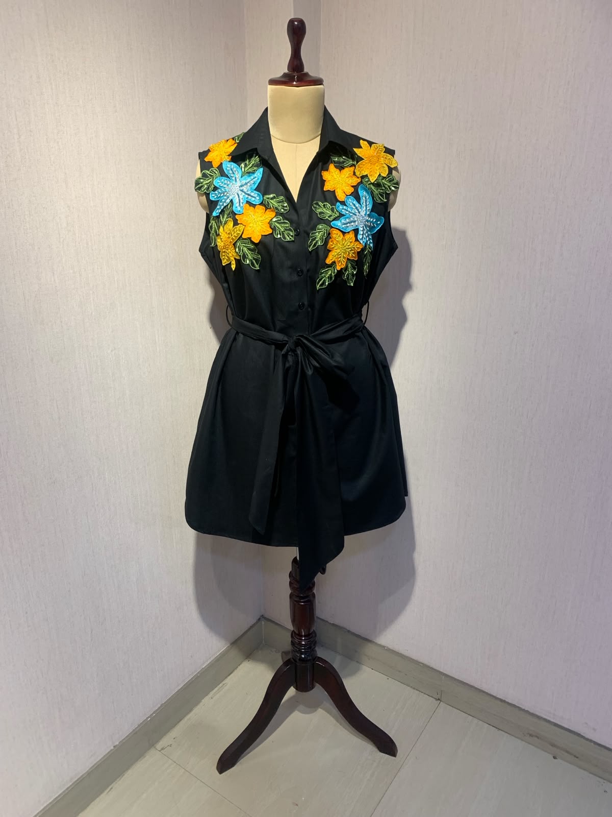 BLACK SLEEVELESS  MIDI DRESS WITH BELT AND 3D FLORAL SHOULDER EMBROIDERY.