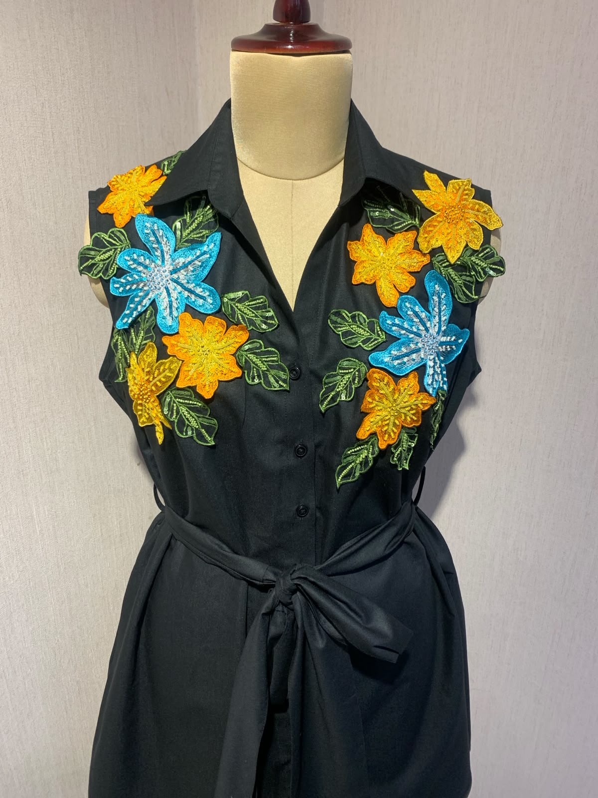 BLACK SLEEVELESS  MIDI DRESS WITH BELT AND 3D FLORAL SHOULDER EMBROIDERY.