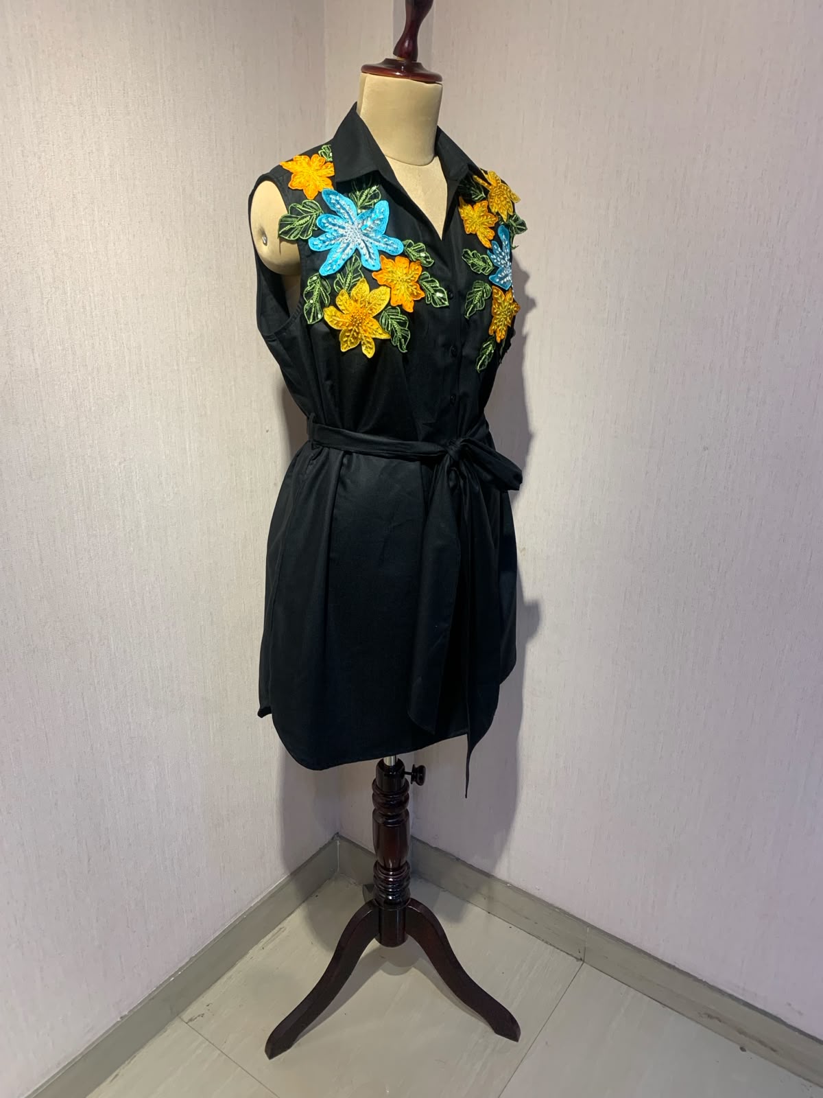 BLACK SLEEVELESS  MIDI DRESS WITH BELT AND 3D FLORAL SHOULDER EMBROIDERY.